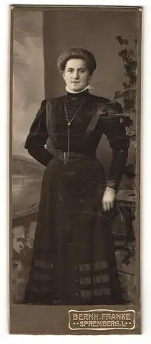 Fotografie Bernh. Franke, Spremberg /L., Portrait modisch gekleidete Frau
