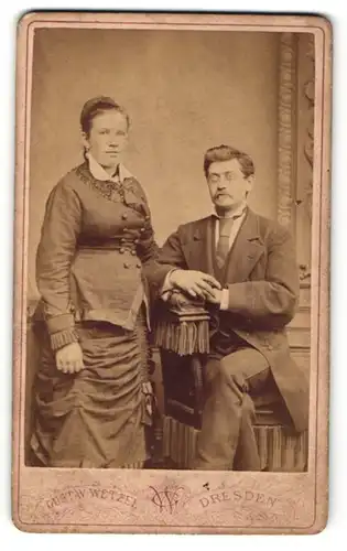 Fotografie Gustav Wetzel, Dresden, Portrait zeitgenössisch gekleidetes Ehepaar
