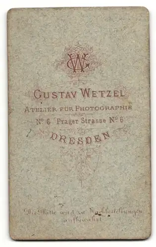 Fotografie Gustav Wetzel, Dresden, Portrait zeitgenössisch gekleidetes Ehepaar