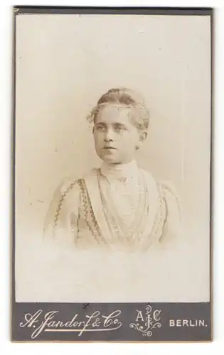 Fotografie A. Jandorf & Co., Berlin, Junge Dame mit hellen Haaren trägt helles Kleid mit weissem hohem Kragen