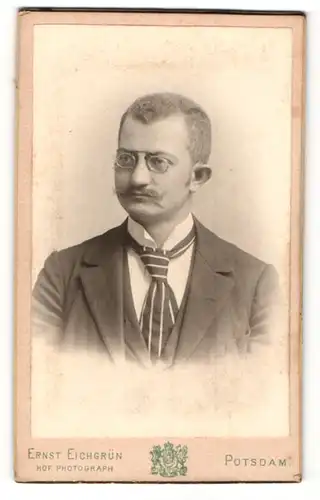 Fotografie Ernst Eichgrün, Potsdam, Mann trägt eine bügellose Brille und eine gestreifte Krawatte
