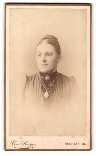 Fotografie Carl Lange, Neustadt, Schöne Frau mit wunderschöner Amulettekette um den Hals