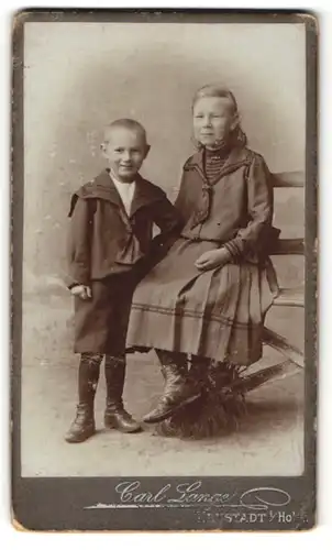 Fotografie Carl Lange, Neustadt i/Holst., Portrait zweier hübscher Kinder in festlicher Kleidung im Seemannslook