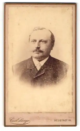 Fotografie Carl Lange, Neustadt i.H., Portrait eines stattlichen Herren mit spitz zulaufendem Oberlippenschnurrbart