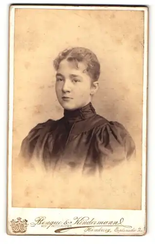 Fotografie Benque & Kindermann, Hamburg, Portrait einer schönen jungen Dame in pompösem schwarzen Kleid mit Puffärmeln