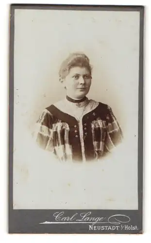 Fotografie Carl Lange, Neustadt i/Holst., Dame mit auftoupierten Haaren trägt ein kariertes Kleid mit heller Bluse