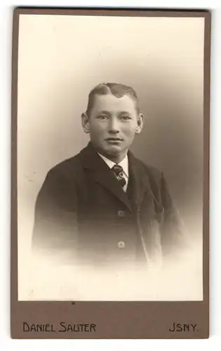 Fotografie Daniel Sauter, Isny, Portrait eines schönen Jungen in edlem Anzug mit Wolljackett und Krawatte