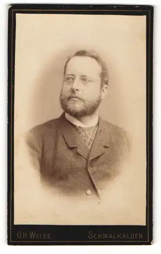 Fotografie O. H. Weise, Schmalkalden, Portrait eines Herren mit Rauschebart und Brille in Wolljackett