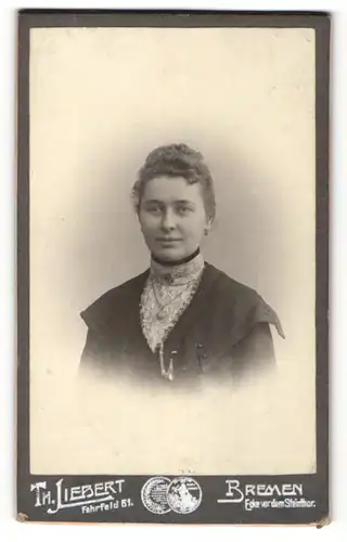Fotografie Th. Liebert, Bremen, Portrait einer lächelnden Dame mit Hochsteckfrisur in schicker Kleidung