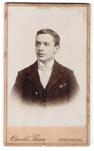 Fotografie Oswald Thiem, Spremberg, Junge mit dunklen Haaren trägt schwarze Jacke und weisses Hemd mit Krawatte