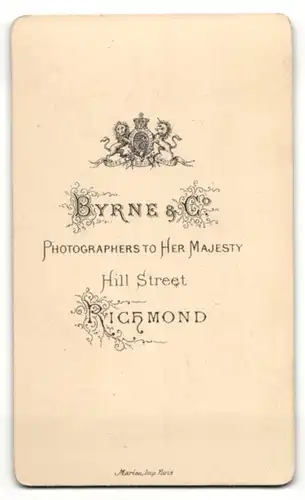 Fotografie Byrne & Co., Richmond, Älterer Herr mit grauen Haaren und Backenbart trägt eine Fliege