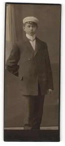 Fotografie H. Ohrner, Blumenthal i/Han., Portrait halbwüchsiger Knabe in Anzug mit Tellermütze