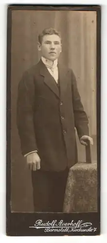 Fotografie Rudolf Averhoff, Barmstedt, Portrait junger Herr in Anzug mit Hemd mit Stehkragen