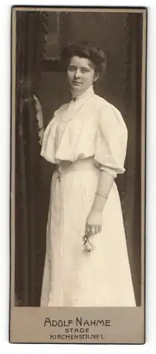 Fotografie Adolf Nahme, Stade, Portrait bürgerliche junge Dame in weiss