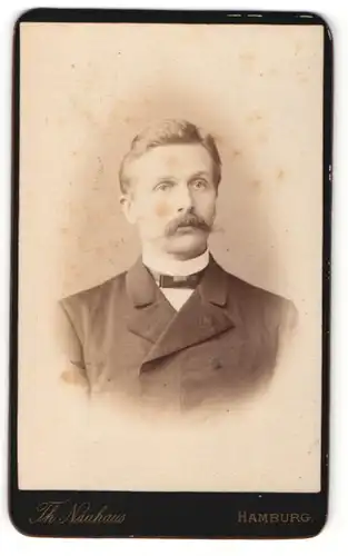 Fotografie Th. Nauhaus, Hamburg, Portrait junger Herr im eleganten Anzug mit Schnauzbart