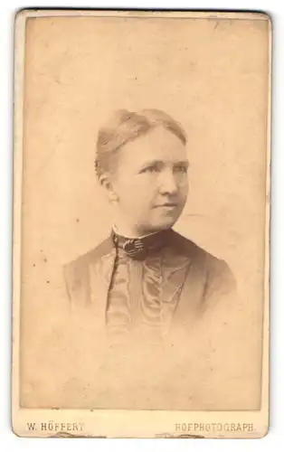 Fotografie W. Höffert, Berlin, Portrait einer schönen Dame in Seidenkleid mit Knoten um den Hals