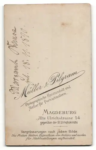 Fotografie Müller & Pilgram, Magdeburg, Portrait einer schönen Frau in weissem Festkleid und edler Hochsteckfrisur