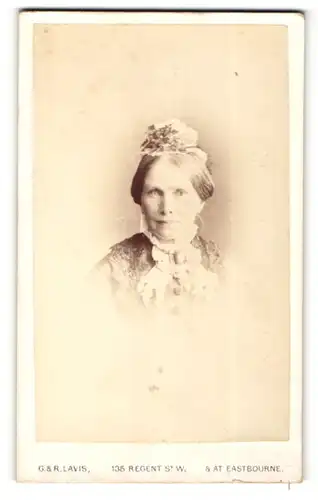 Fotografie G. & R. Lavis, Eastbourne, Portrait bürgerliche Dame mit Haube und Kragenbrosche