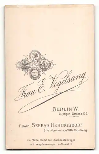 Fotografie E. Vogelsang, Berlin-W., Portrait liegendes Baby im weissen Hemd mit nackigen Füssen