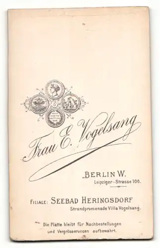 Fotografie E. Vogelsang, Berlin-W., Portrait liegendes Baby im weissen Hemd mit nackigen Füssen