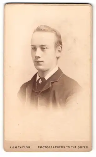 Fotografie A. & G. Taylor, London, Portrait junger Herr im Anzug mit Krawatte