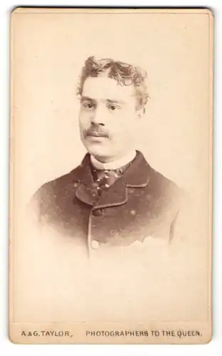 Fotografie A. & G. Taylor, London, Portrait modisch gekleideter Herr mit Krawatte und Schnurrbart