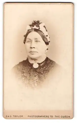 Fotografie A. & G. Taylor, London, Portrait bürgerliche Dame mit Haube und Kragenbrosche