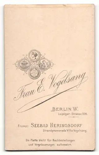 Fotografie Frau E. Vogelsang, Berlin-W, Portrait Säugling auf Sitzmöbel