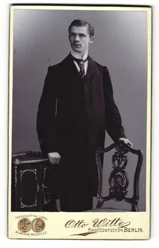 Fotografie Otto Witte, Berlin, Portrait junger Herr in Anzug mit Krawatte