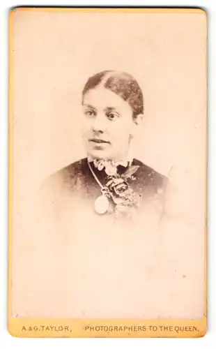 Fotografie A. & G. Taylor, London, Portrait junge Frau mit zusammengebundenem Haar
