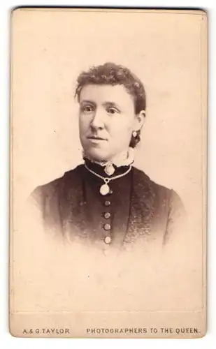 Fotografie A. & G. Taylor, London, Portrait Dame mit zusammengebundenem Haar