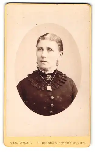 Fotografie A. & G. Taylor, London, Dame in dunklem Kleid trägt Ohrringe und ein Medallion