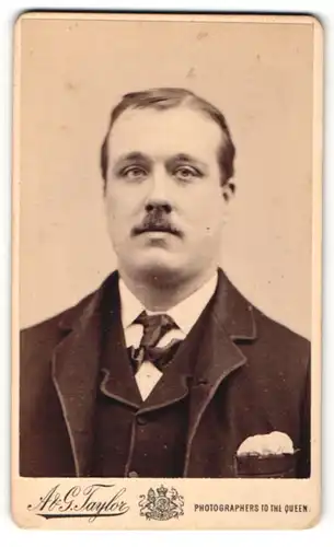 Fotografie A. & G. Taylor, London, Herr mit dunklen Haaren und Oberlippenbart trägt Jacke mit Einstecktuch