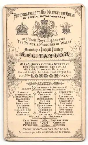 Fotografie A. & G. Taylor, London, Herr mit dunklen Haaren und Oberlippenbart trägt Jacke mit Einstecktuch