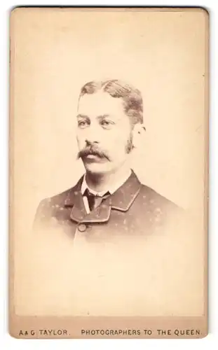 Fotografie A. & G. Taylor, London, Herr mit Backen- und Oberlippenbart trägt eine helle Jacke und eien schwarze Krawatte