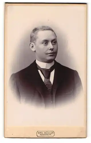 Fotografie Emil Bühler, Mannheim, Mann mit kurzen Haaren und leichtem Oberlippenbart trägt schwarze Krawatte