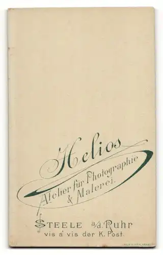 Fotografie Atelier Helios, Steele a/d. Ruhr, Mann mit kurzen Haaren und leichtem Oberlippenbart trägt schwarze Fliege