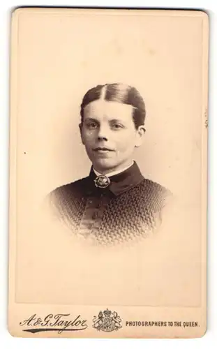 Fotografie A. & G. Taylor, Newcastle, Portrait Dame mit Brosche an Kragen