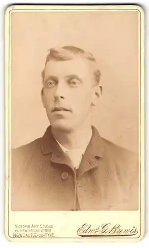 Fotografie Edn. G. Brewis, Newcastle-on-Tyne, Portrait junger Herr mit karierter Jacke