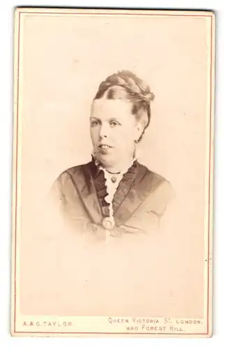 Fotografie A. & C. Taylor, London, Portrait bürgerliche Dame mit Hochsteckfrisur