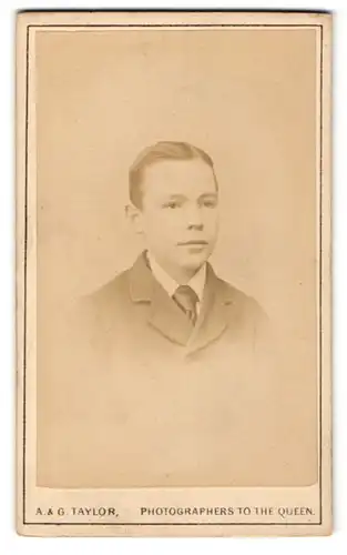 Fotografie A. & G. Taylor, Manchester, Portrait junger Mann im Anzug mit Krawatte