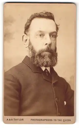 Fotografie A. & G. Taylor, Bradford, Portrait modisch gekleideter Herr mit grauem Vollbart