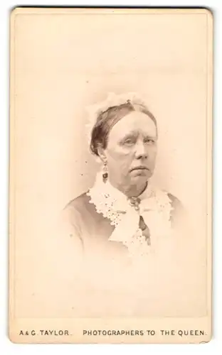 Fotografie A. & G. Taylor, Manchester, Portrait ältere Dame mit Haube und Kragenbrosche