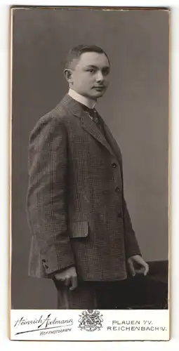 Fotografie Heinrich Axtmann, Plauen i/V., Portrait eines schönen Mannes in kariertem Wollanzug stehend