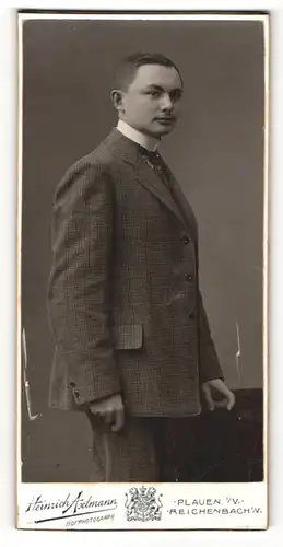 Fotografie Heinrich Axtmann, Plauen i/V., Portrait eines schönen stehenden Mannes in kariertem Wollanzug