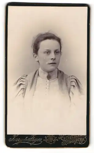 Fotografie Jerry & Fryer, Worcester, Portrait einer hübschen jungen Frau in hellem Kleid mit Puffärmeln und Brosche