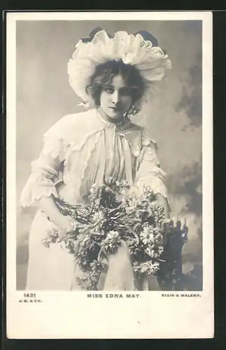 AK Miss Edna May, Portrait der Schauspielerin mit Blumen
