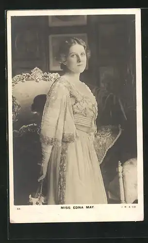 AK Miss Edna May, Portrait der Schauspielerin mit Lilie