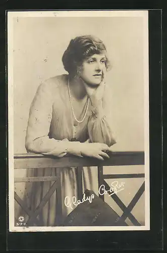 AK Schauspielerin Gladys Cooper in nachdenklicher Pose