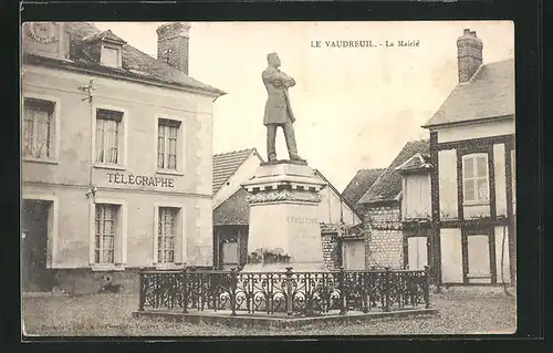 AK Le Vaudreuil, La Mairie, Monoment Edgar Raoul-Duval